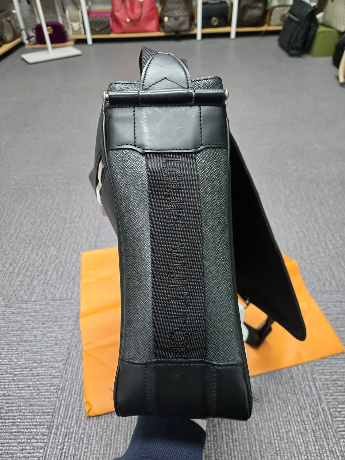 [특가][정품] 루이비통 타이거 디스트릭트 메신저백 상품이미지4