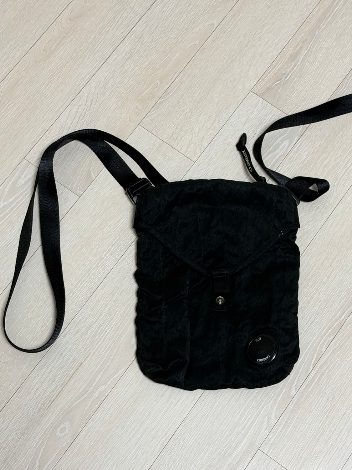 C.P. 컴퍼니 블랙 렌즈 크로스백 상품이미지1