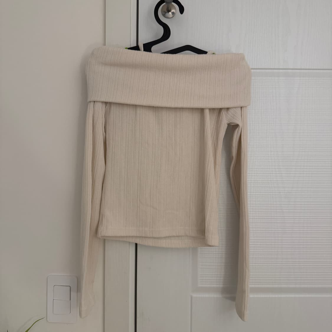 리본 오프숄더 긴팔 니트 상품이미지1