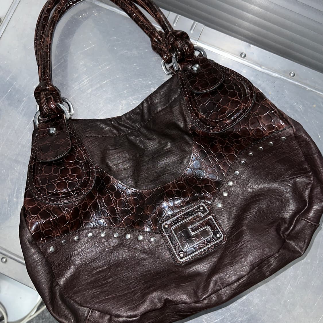 00s 빈티지 게스 브라운 크록 & 스터드 가방 상품이미지2