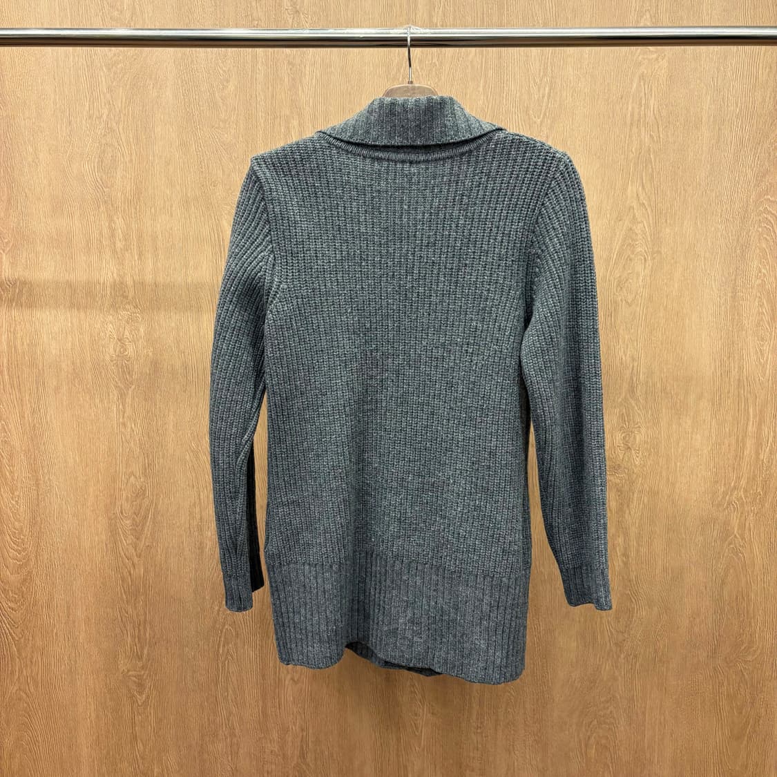 라코스테 하이넥 울 니트 가디건 배색 버튼 로고 자수 디테일 다크 그레이 상품이미지3