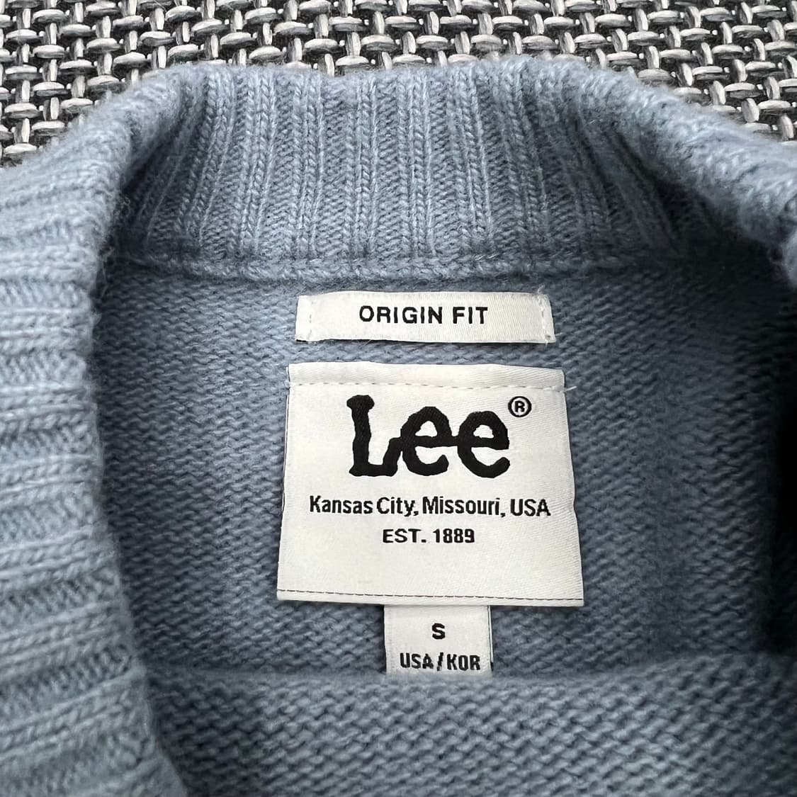 착샷O 리 스카이블루 빅로고 니트 상품이미지2