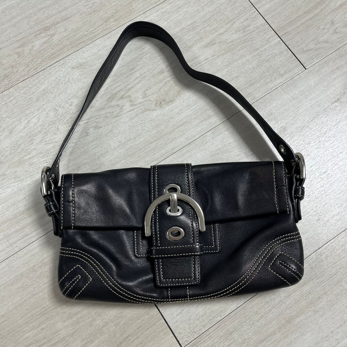 코치 빈티지 블랙 버클 레더 숄더백 상품이미지1