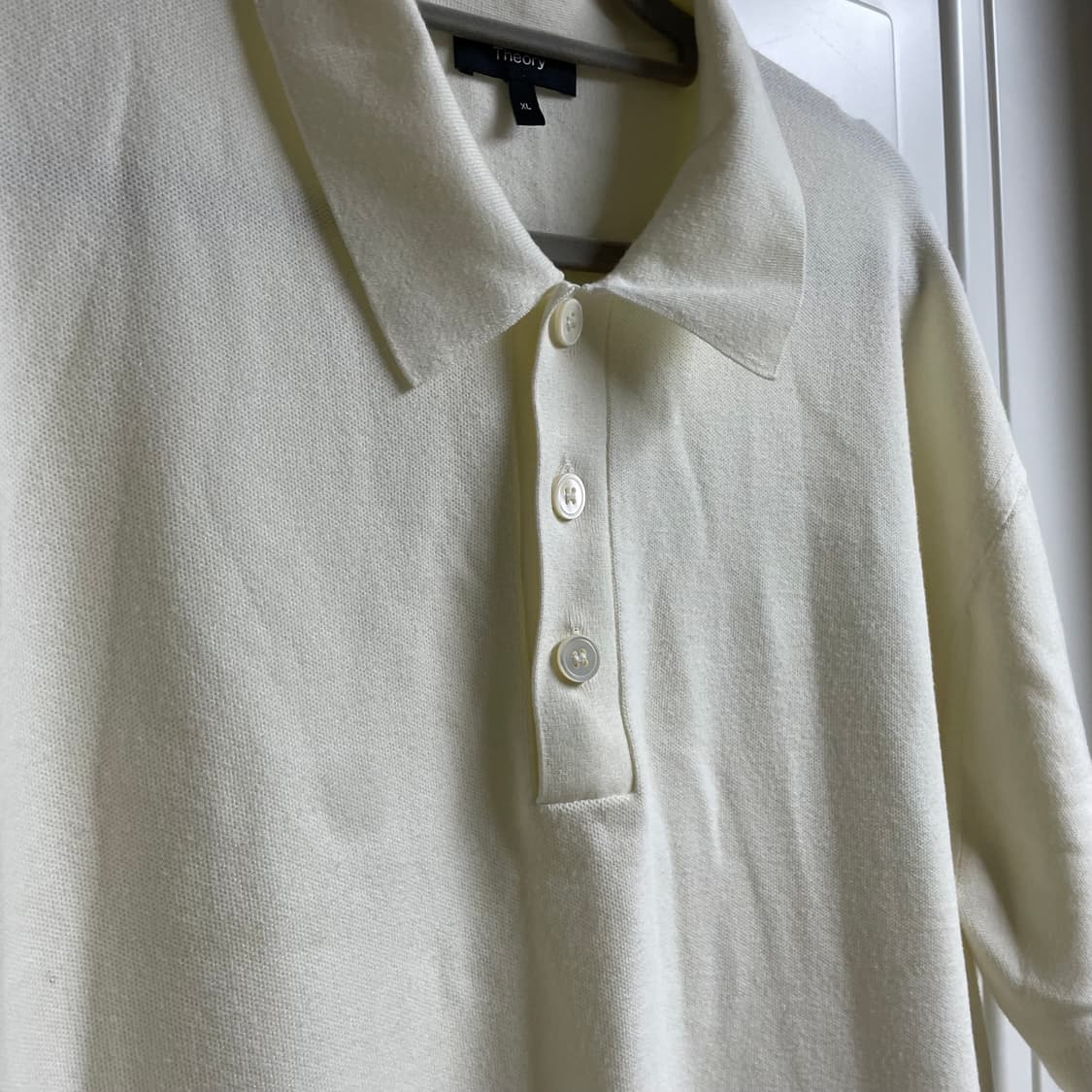 아이보리 색상의 띠어리 반팔 니트 상품이미지5