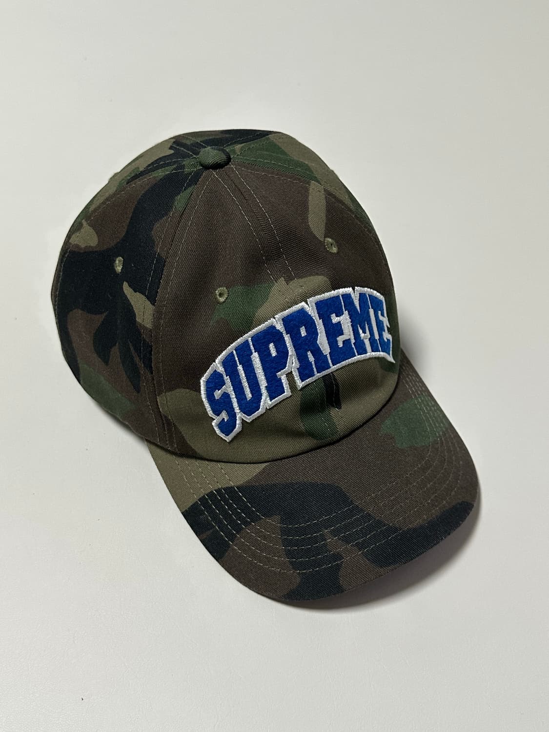[OS] 슈프림 펠트 아크 6패널 우드랜드 카모 캡 (24FW) 상품이미지1