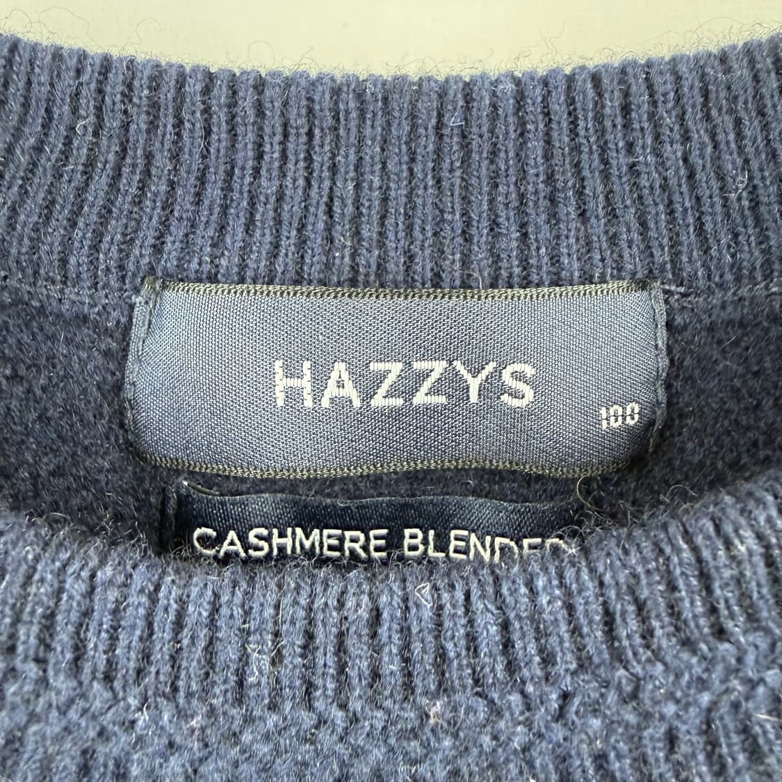 (100) 헤지스 울 혼방 라운드 니트 네이비 상품이미지3