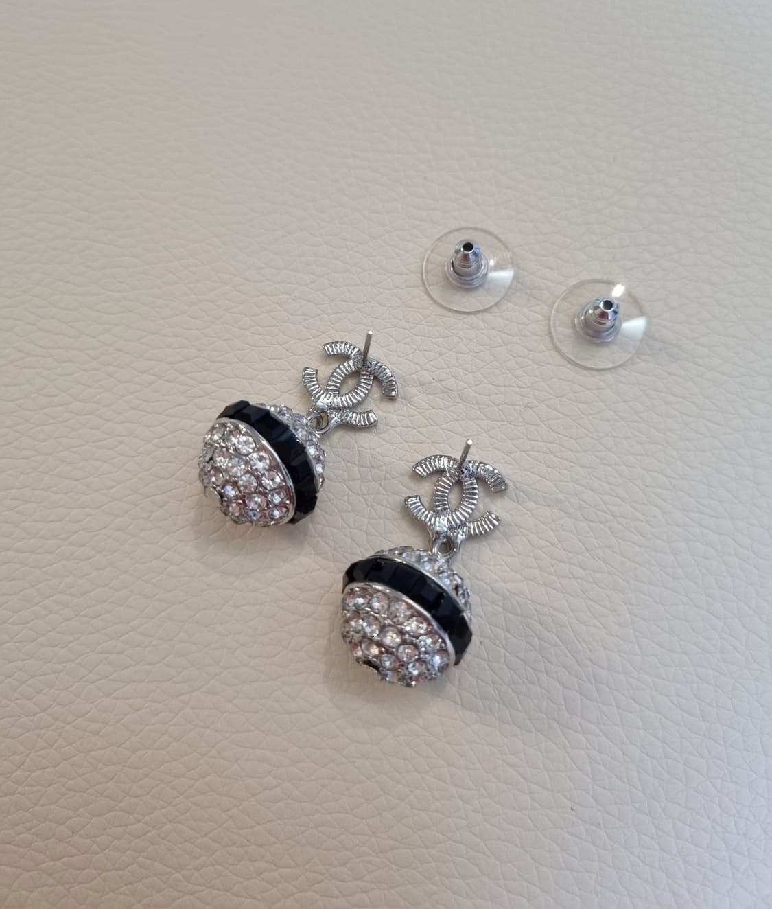 샤넬 CC 크리스탈볼&블랙스왈 드롭귀걸이 실버 업사이클링 상품이미지5