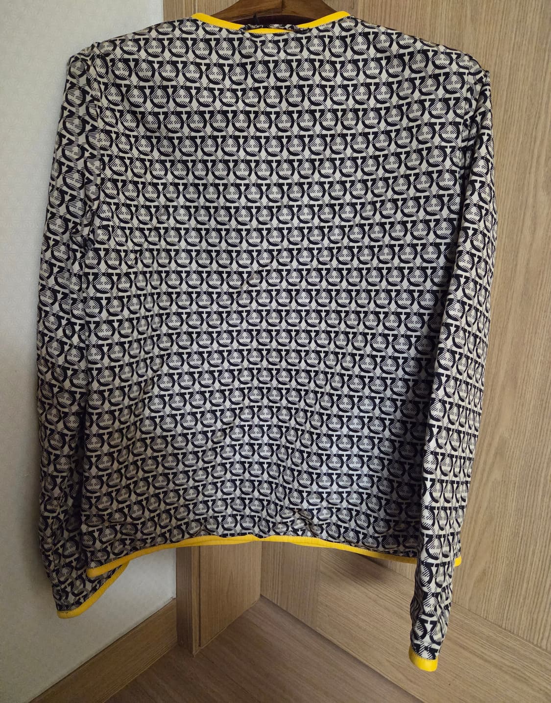 새상품 ㅡ 페라가모 간치니 리버서블 경량패딩 상품이미지3