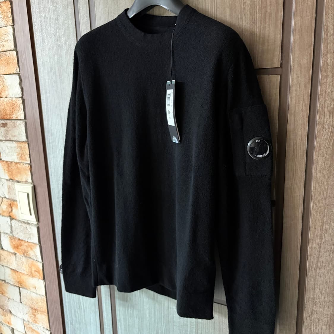 [새상품]CP컴퍼니 씨피컴퍼니 렌즈 와펜 크루넥 니트 블랙 상품이미지1