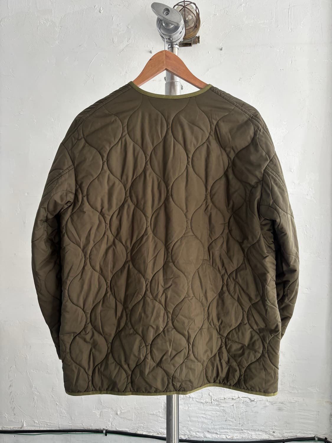 Pilgrim 필그림 카키 퀄팅 논카라 자켓  상품이미지9