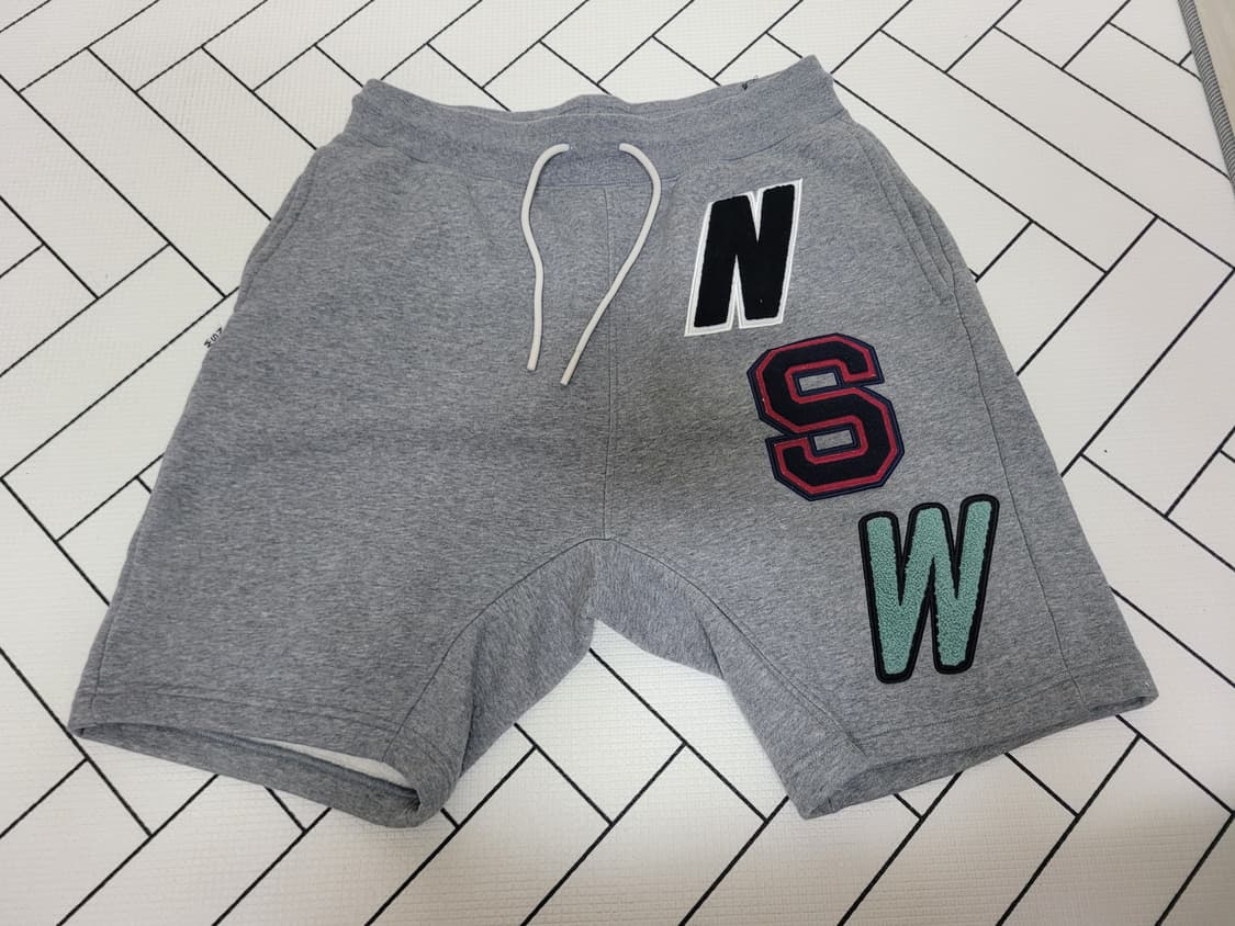나이키 NSW 패치 스웻 반바지 그레이  상품이미지1