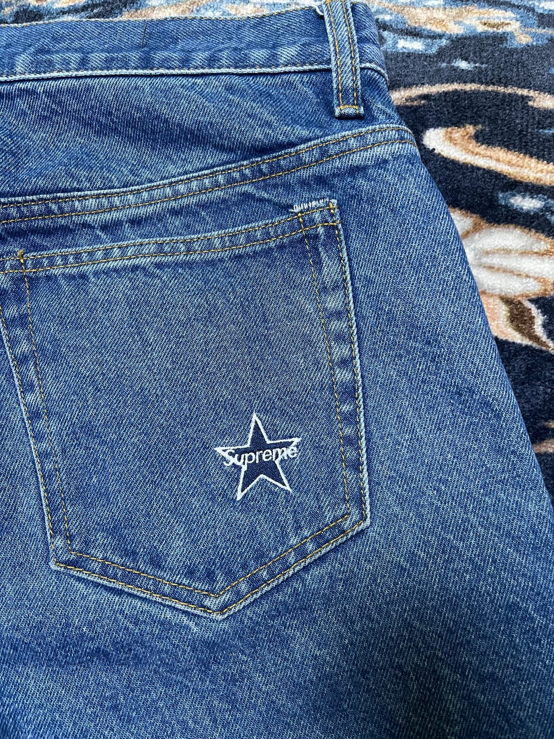 슈프림 레귤러 진 워시드 인디고 - 24FW 상품이미지3