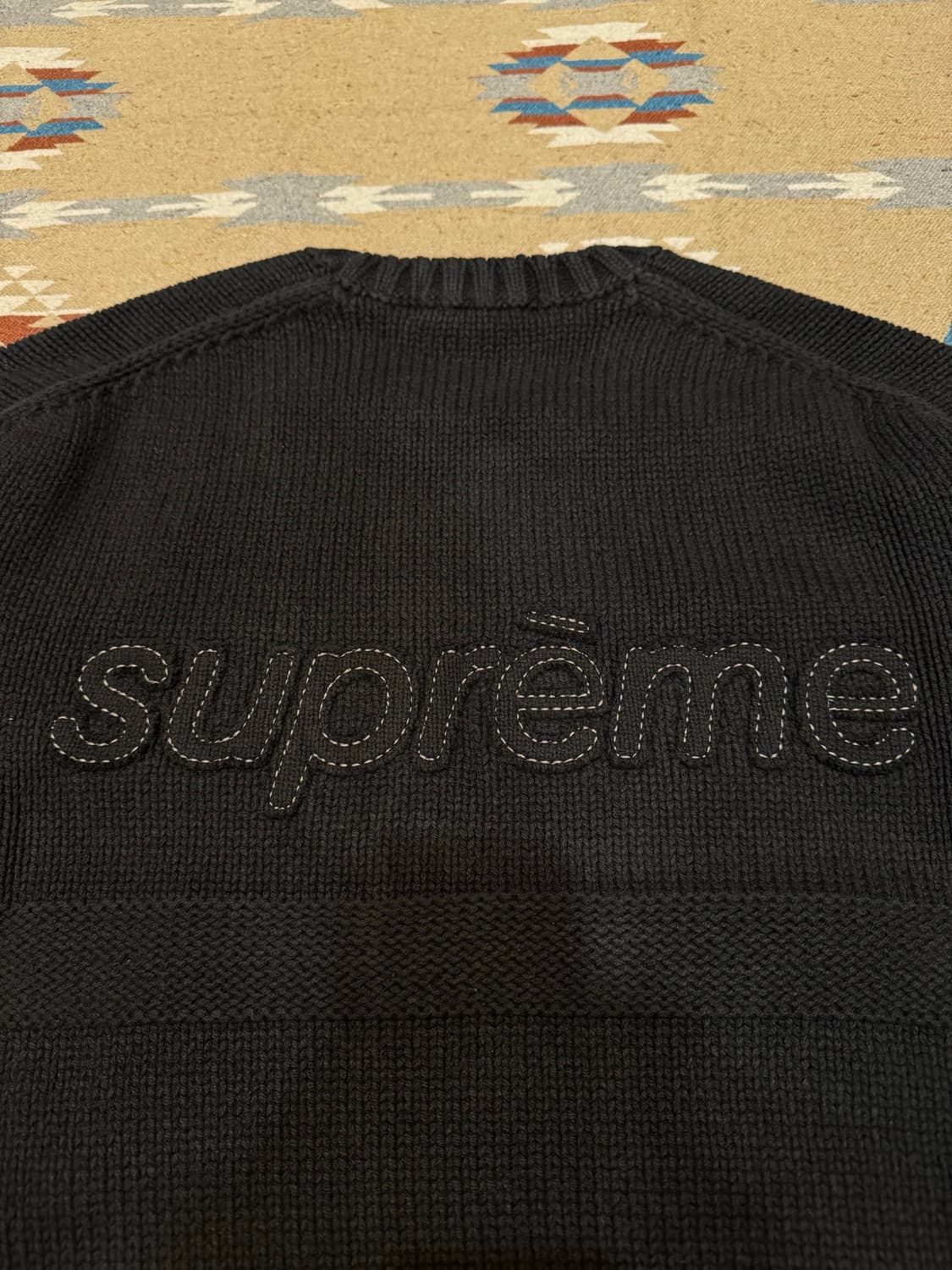 [L] 슈프림 토널 아플리케 스웨터 블랙 25SS 상품이미지4