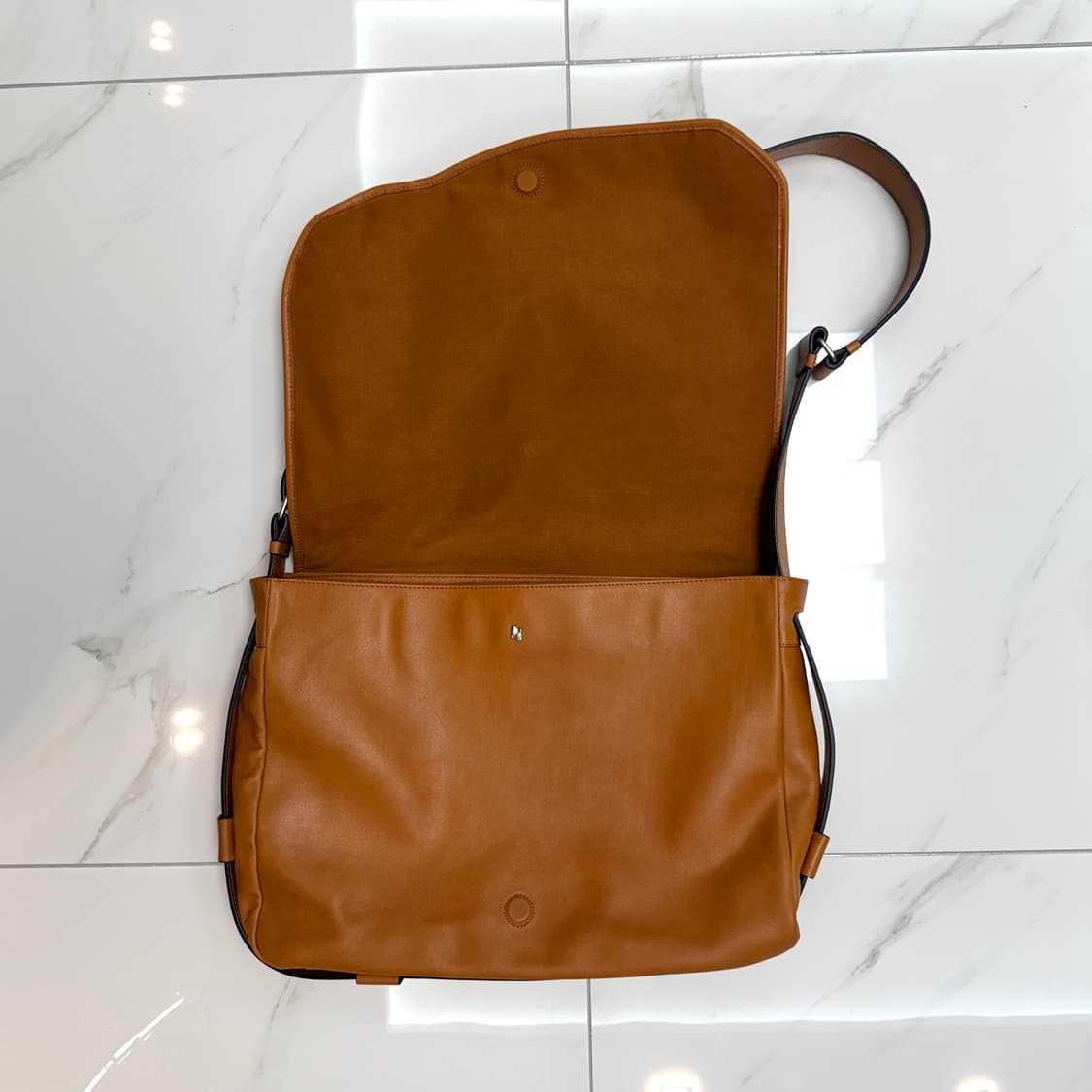 아더에러 브리드 메신저 백 카멜 상품이미지6