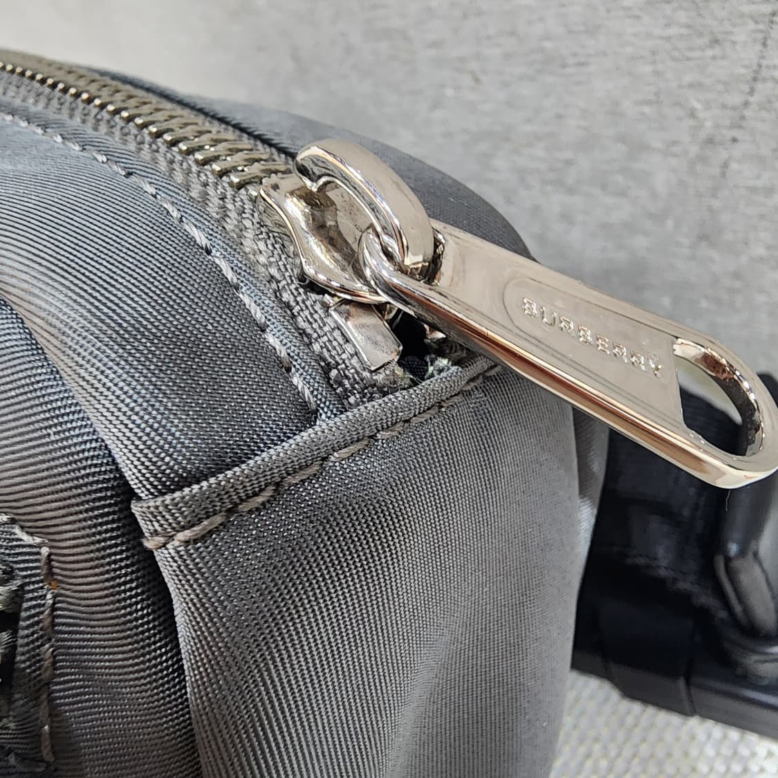 버버리 나일론 미니 크로스백 그레이 상품이미지4