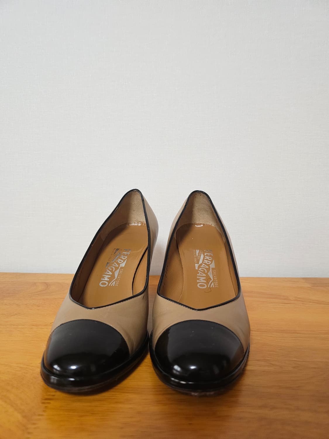 [신발정리] 페라가모 클래식 배색 펌프스 (6.5B / 235)

살바토 상품이미지1