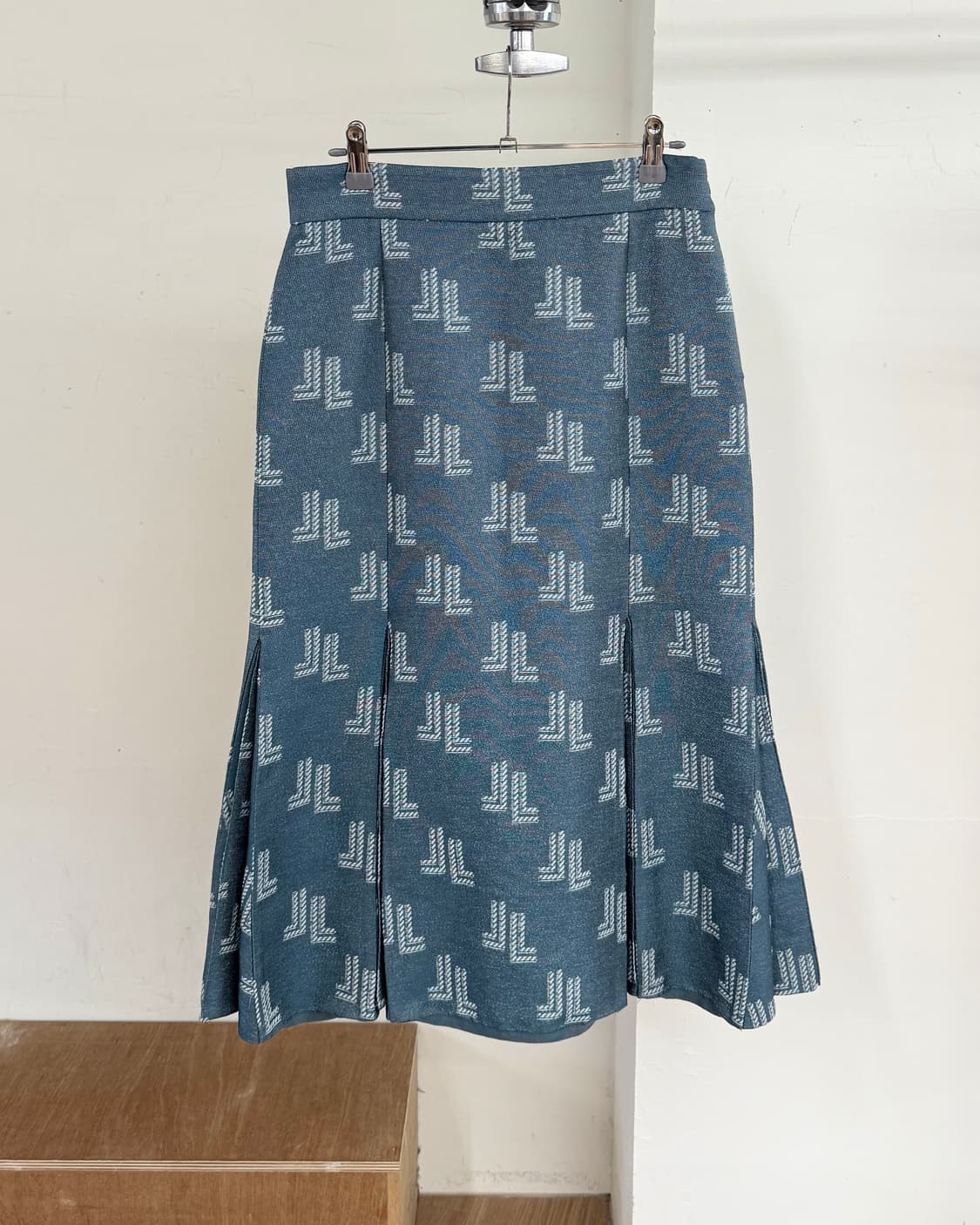 랑방 블루 로고 핀턱 미디스커트 상품이미지1