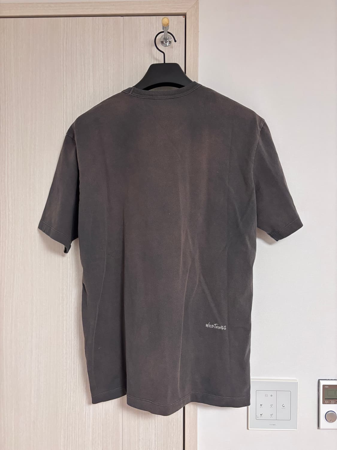 새상품) M 와일드띵스 빈티지 워싱 반팔티 차콜 상품이미지3