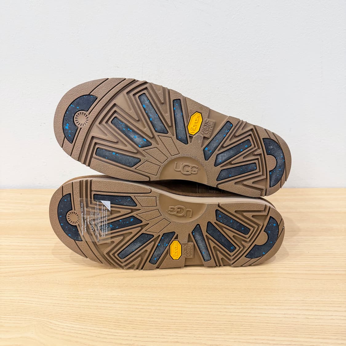 마스터 마인드 X 어그 클래식 부츠 스컬 자수 사이드 지퍼 디테일 베이지 상품이미지6