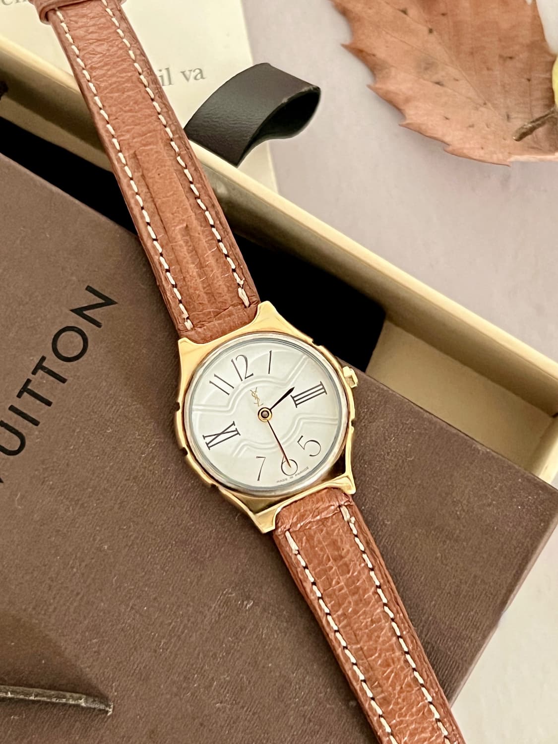 Saint Laurent  옐로우 골드 라운드 생로랑 시계  상품이미지2