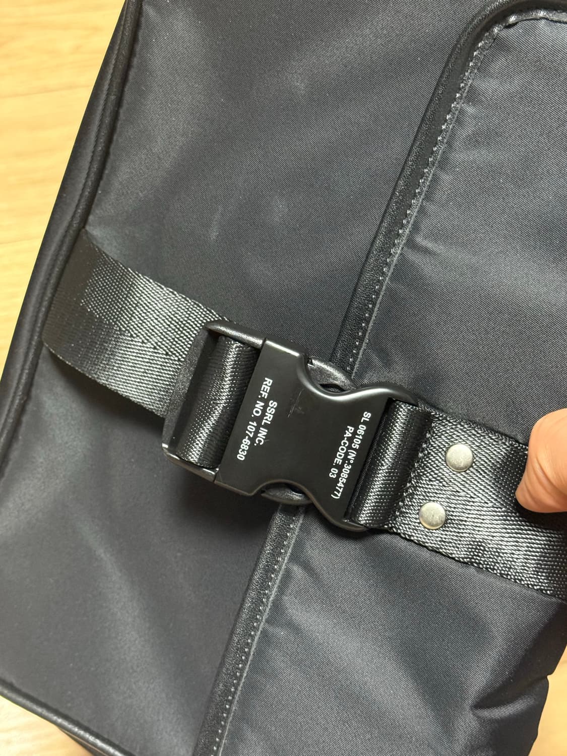 SSRL 크로스백 Brevity Flap Buckle Bag Black 상품이미지5