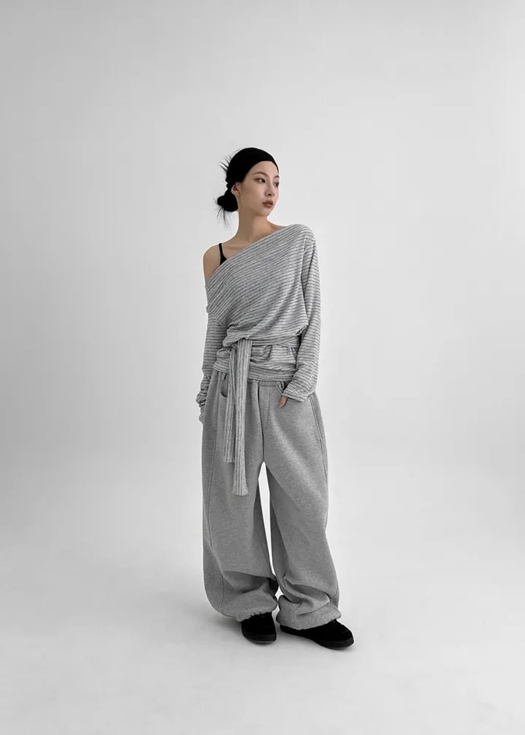 블랙업 스트라이프 오프숄더 롱슬리브 상품이미지2