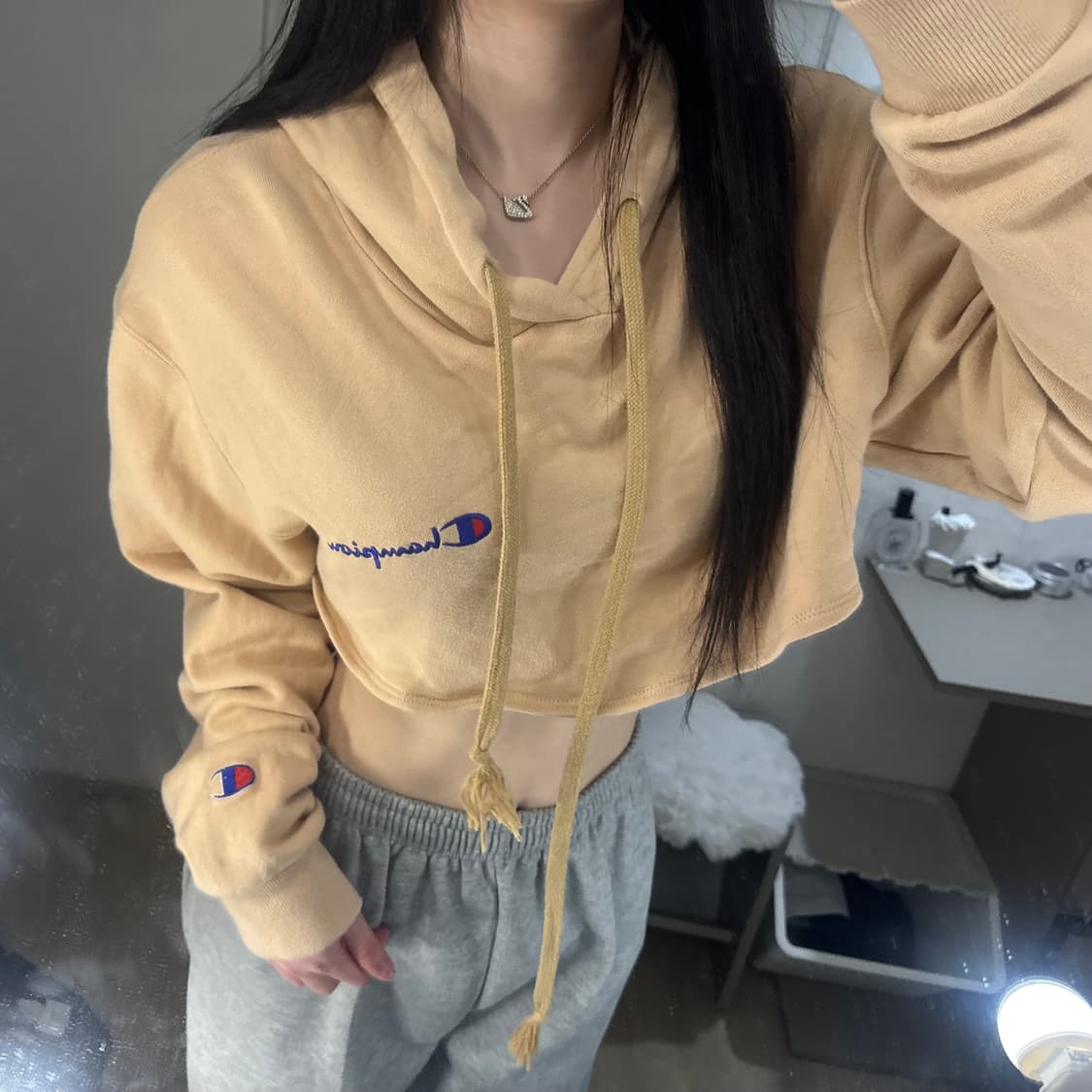 챔피온 베이지 크롭 후드티 상품이미지2