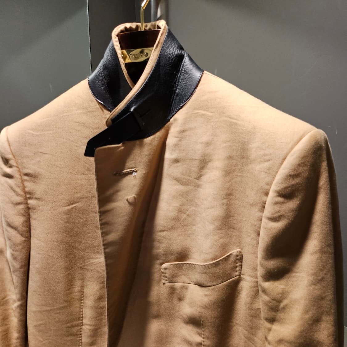 톰포드 레더 트리밍 아티쿠스 헤링턴 블레이저 상품이미지3