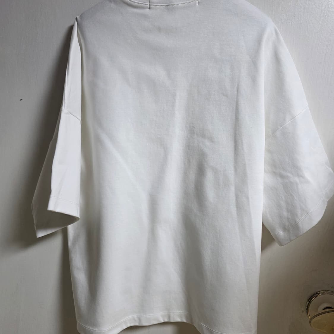 새상품) 에핑글러 엠보 반팔티 화이트  s사이즈(55-66사이즈)  상품이미지3