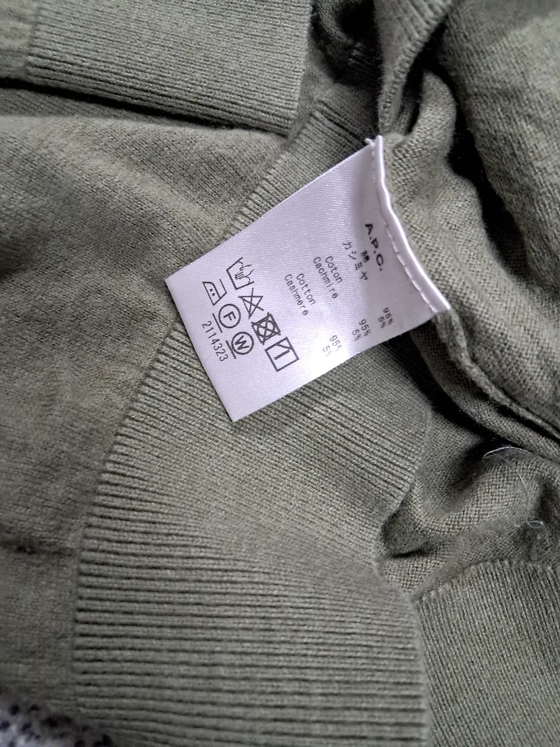 A.P.C. 브이넥 울캐시미어니트 카키색 상품이미지3