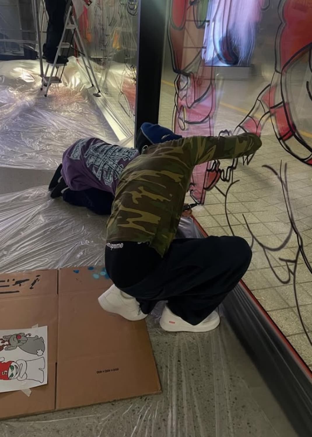 [M] 슈프림 워시드 올드 잉글리쉬 스웨트팬츠 네이비 - 아트딜러 착용 상품이미지5