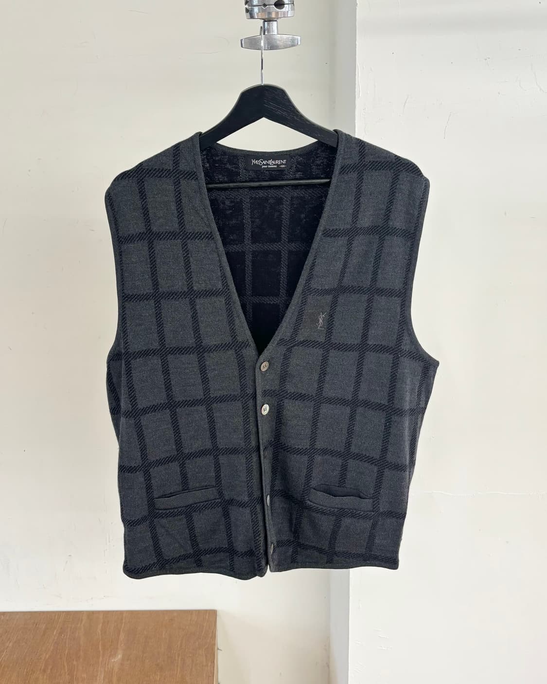 입생로랑 차콜 그레이 체크 패턴 울 니트 베스트 상품이미지1