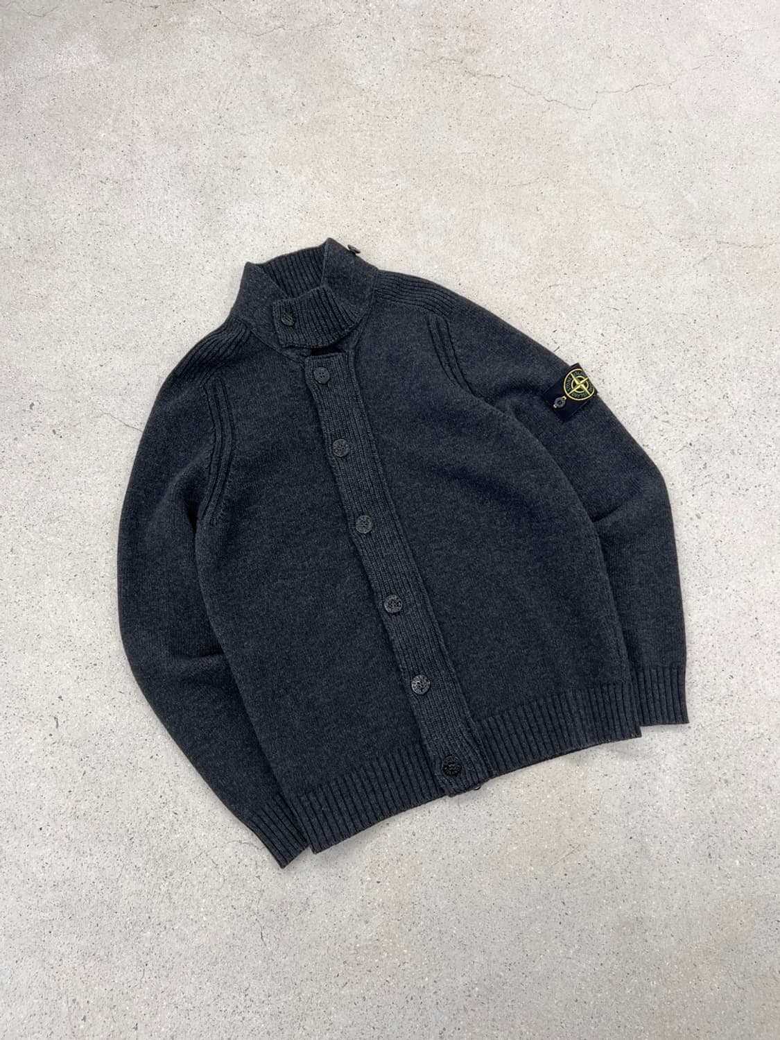 스톤아일랜드 와펜 차콜 니트 집업 가디건 상품이미지2