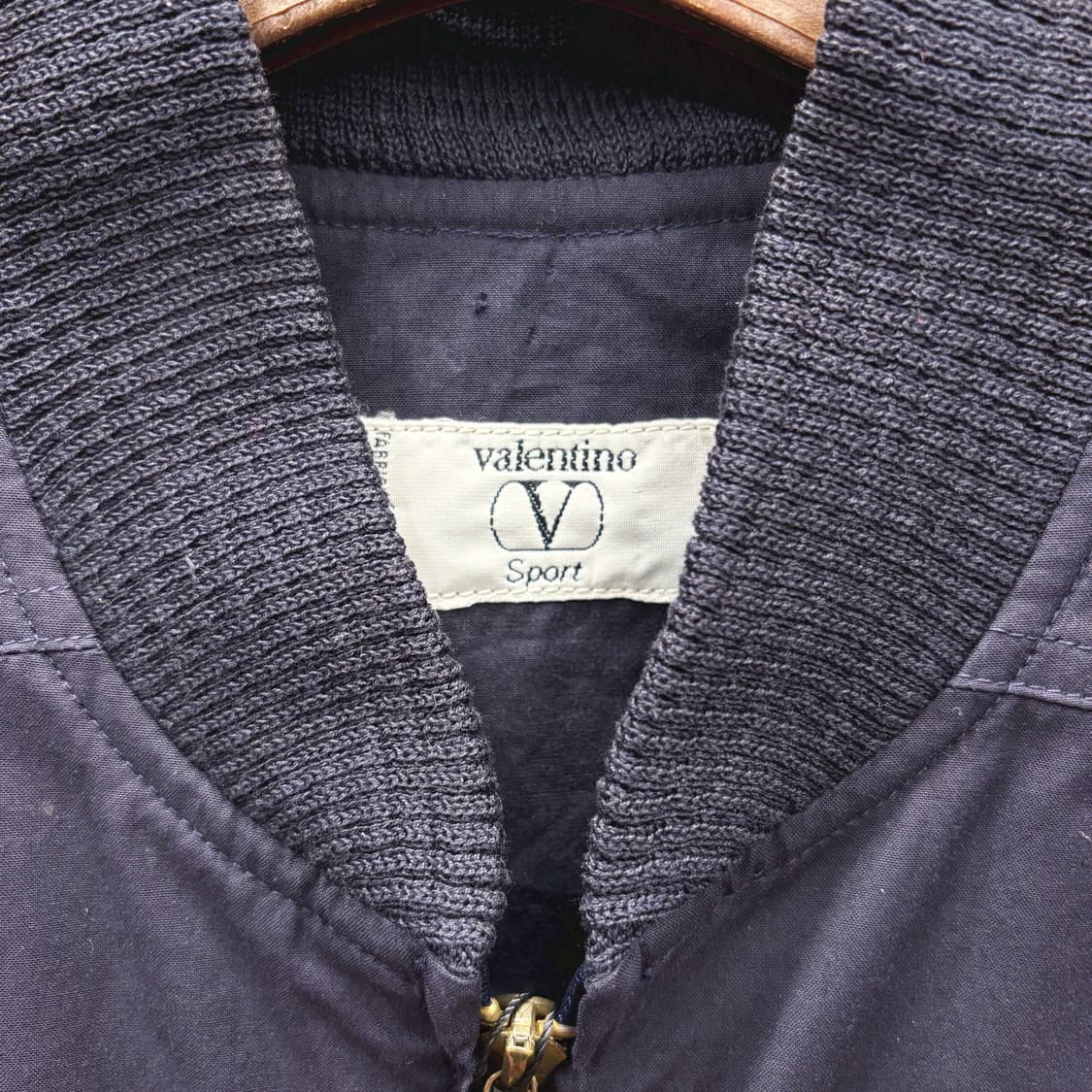 발렌티노 스포츠 코튼 봄버 자켓 로고 자수 그래픽 시보리 디테일 네이비 상품이미지6