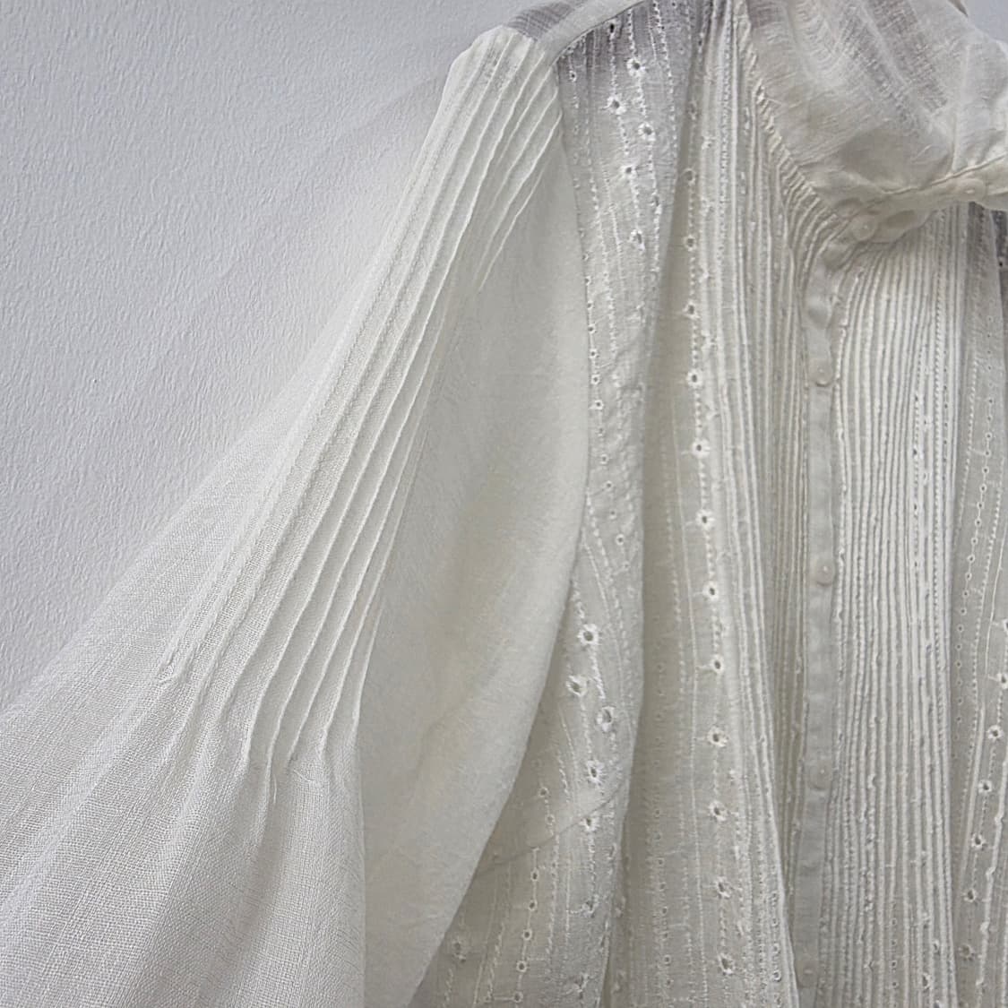 CATTON 아이보리 로맨틱 핀턱 자수 하이넥 블라우스 상품이미지6