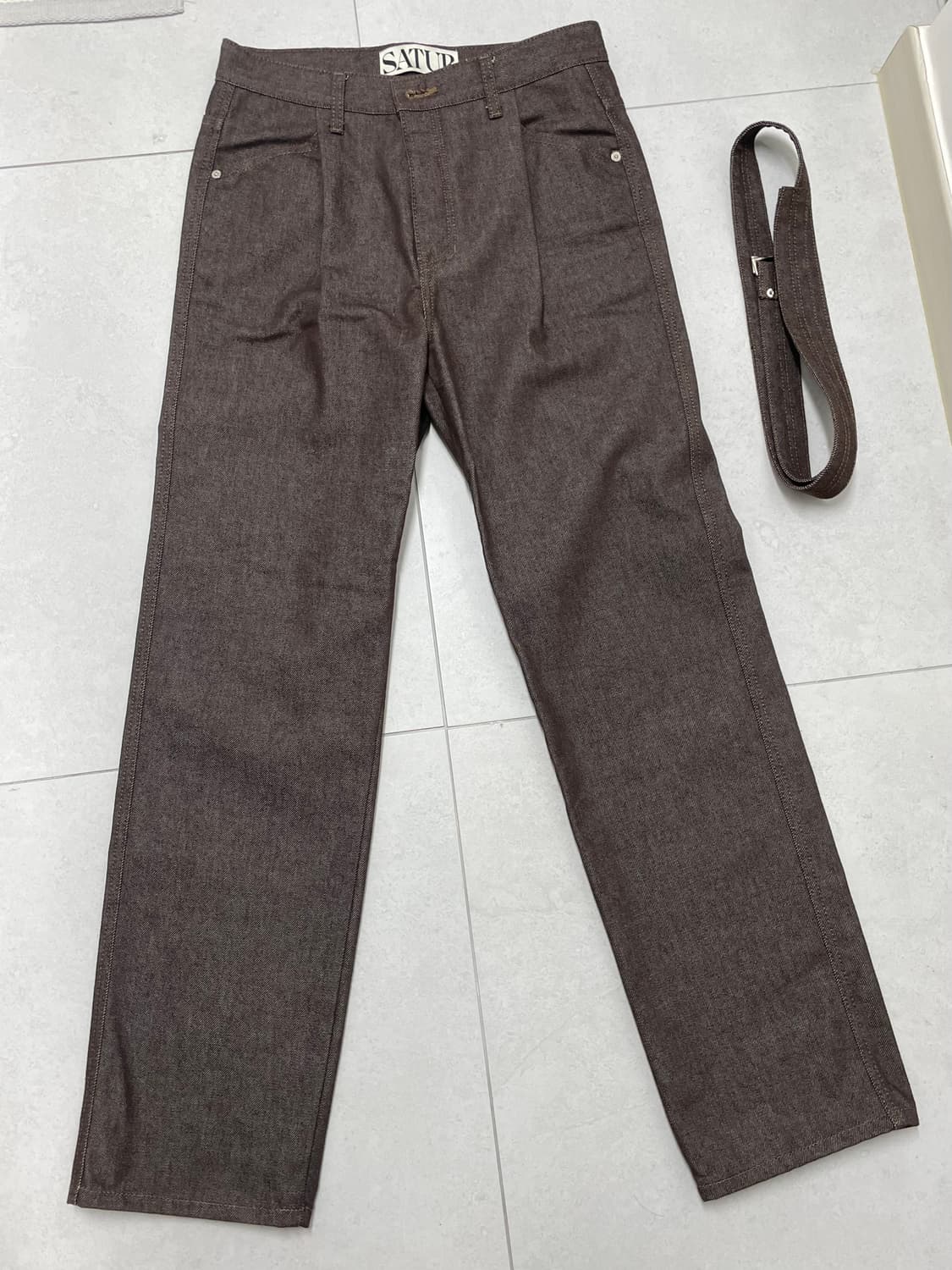 새터 카이엔 원 턱 테일러드 벨티드 데님 세피아 브라운 상품이미지2