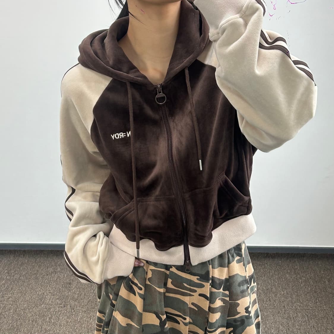 Nerdy 널디 브라운 아이보리 배색 2-way 벨벳 크롭 후드집업 상품이미지3
