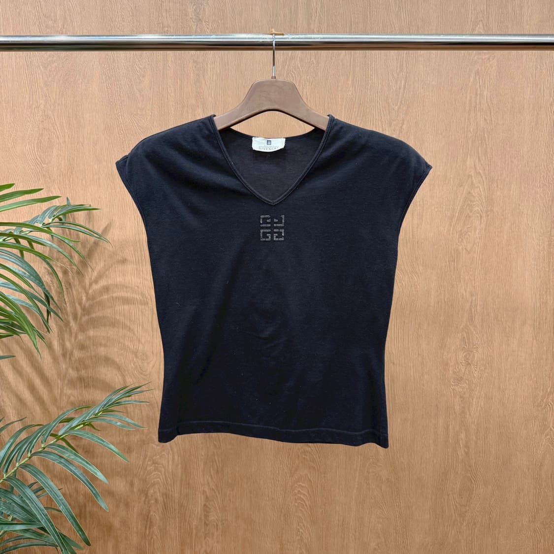 지방시 부티크 로고 브이넥 반팔 슬리브리스 로고 프린팅 디테일 블랙 상품이미지1