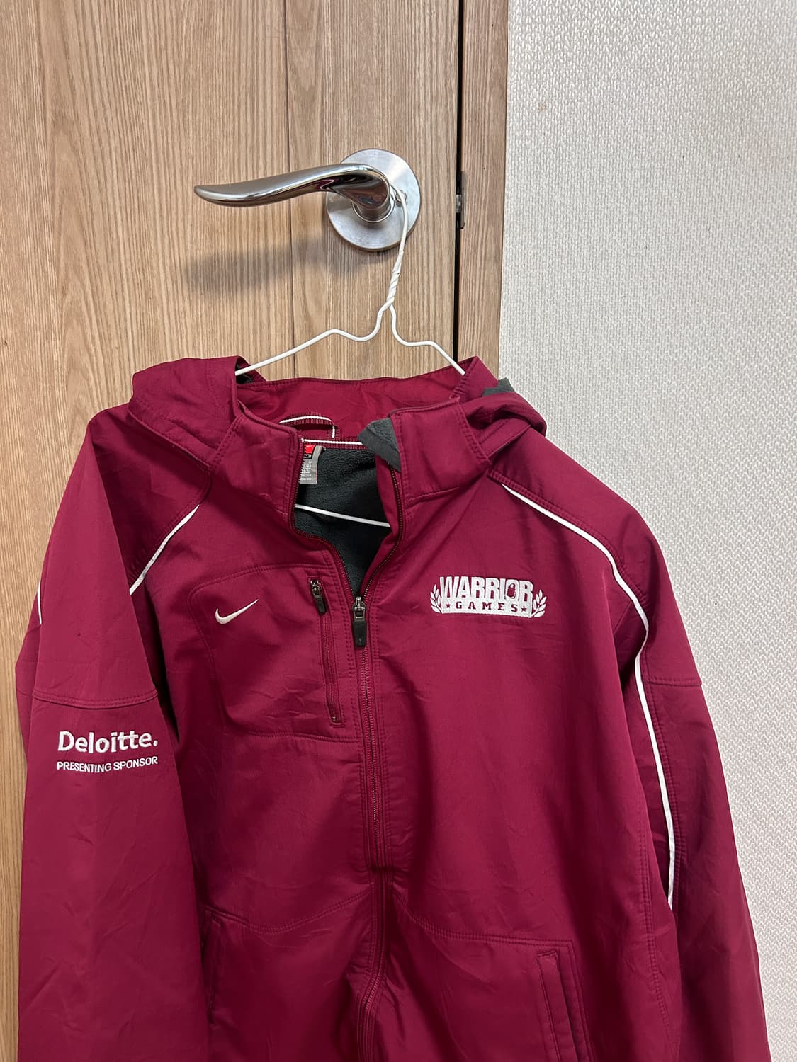 나이키 와인색 바람막이 상품이미지1