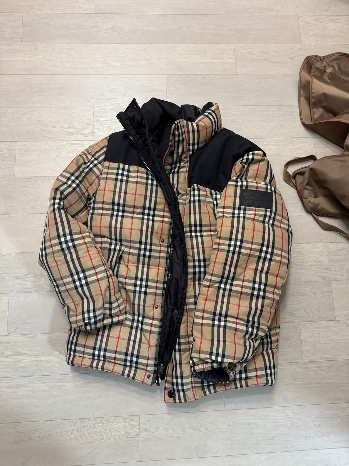 버버리 양면 패딩점퍼자켓 송민호 착용 상품이미지5