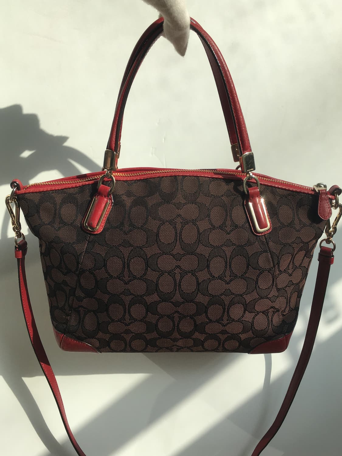 코치 켈시 아웃라인 시그니처 사첼백 레드 상품이미지4