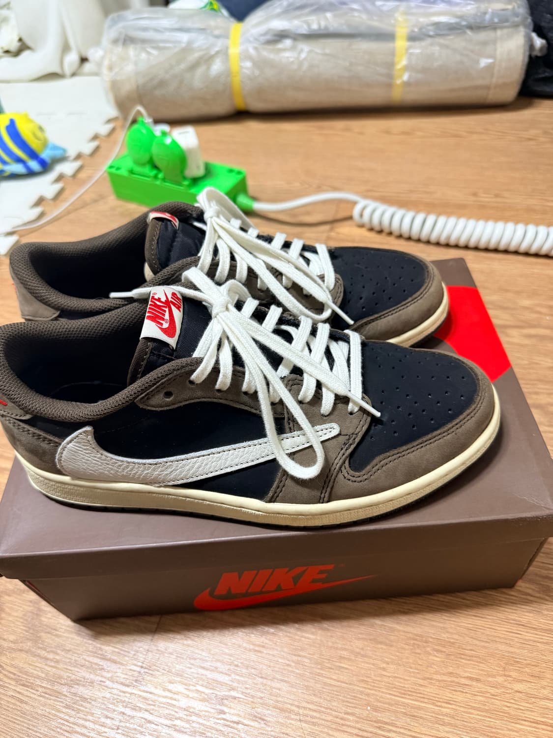 [255]조던 1 x 트래비스 스캇 레트로 로우 OG SP 모카 상품이미지4