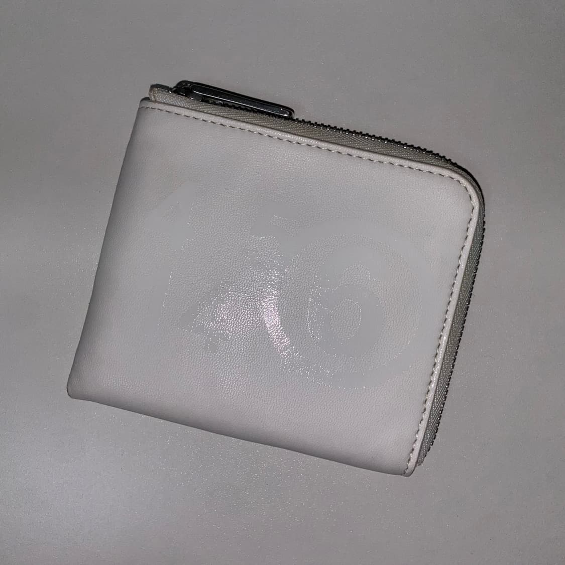 메종마르지엘라 화이트 MM6로고 코인 지퍼 상품이미지1