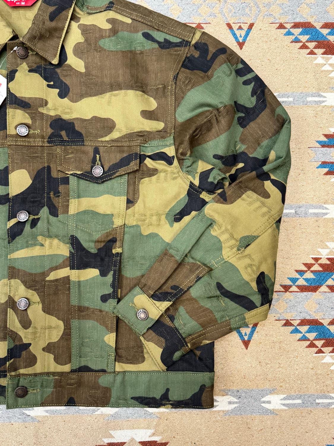 [M] 슈프림 자카드 로고 데님 트러커 자켓 우드랜드 카모 - 25FW 상품이미지4