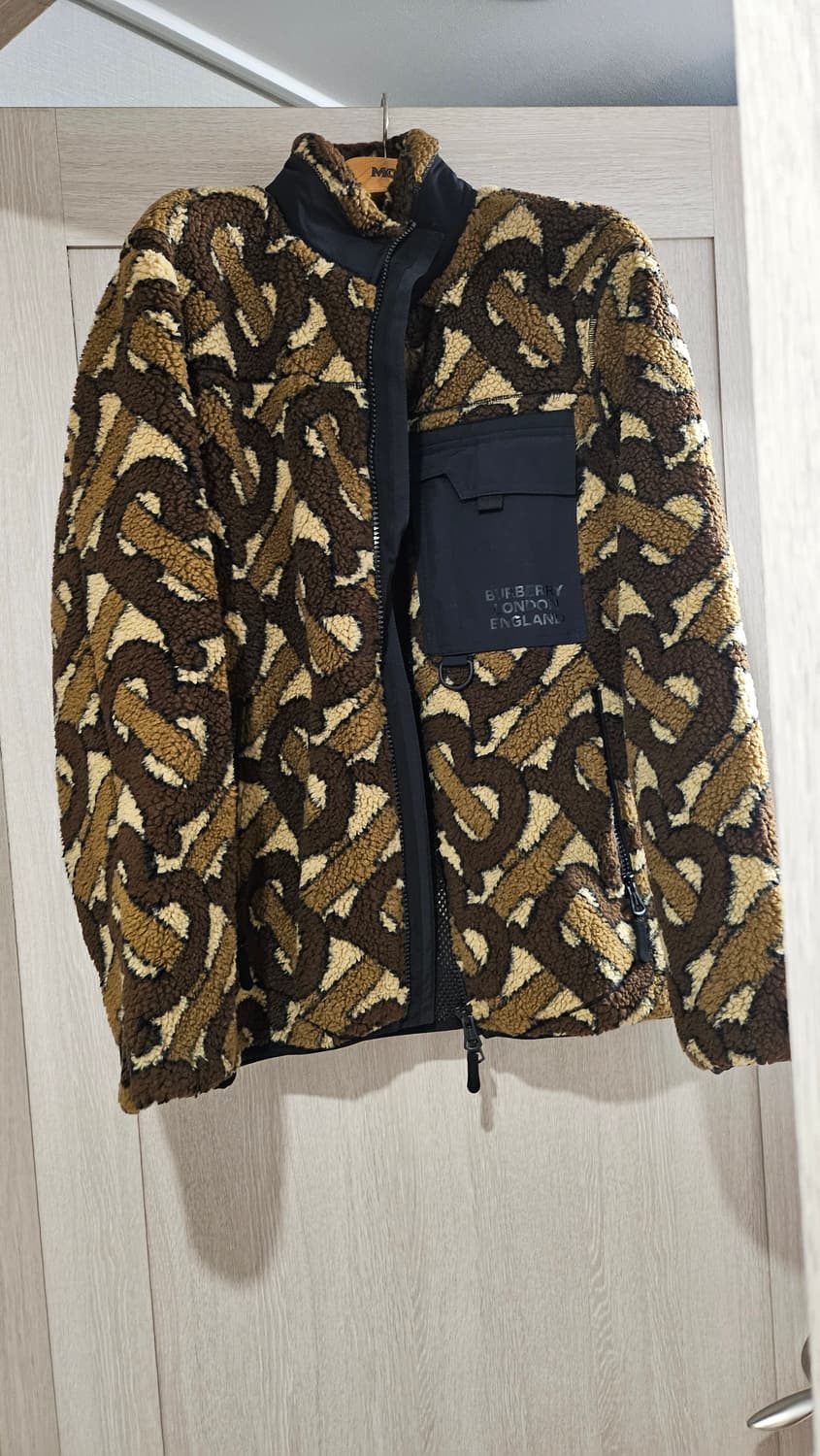 [50(100~105)] 버버리 TB 모노그램 패턴 브라운 후리스 자켓 상품이미지1