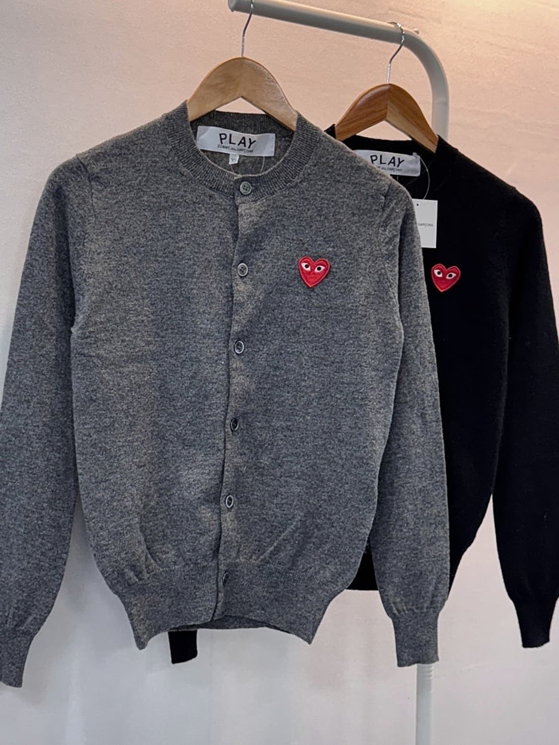 [새상품] 꼼데 레드와펜 라운드넥 여성용 가디건 상품이미지1