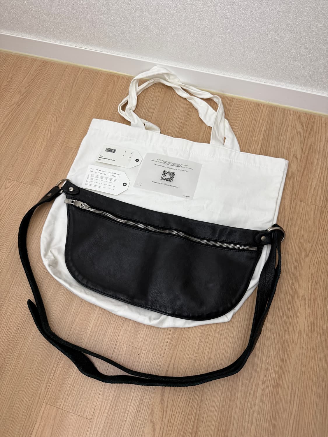 구이디 Q10M 홀스 그레인 레더 백 BLKT 상품이미지1