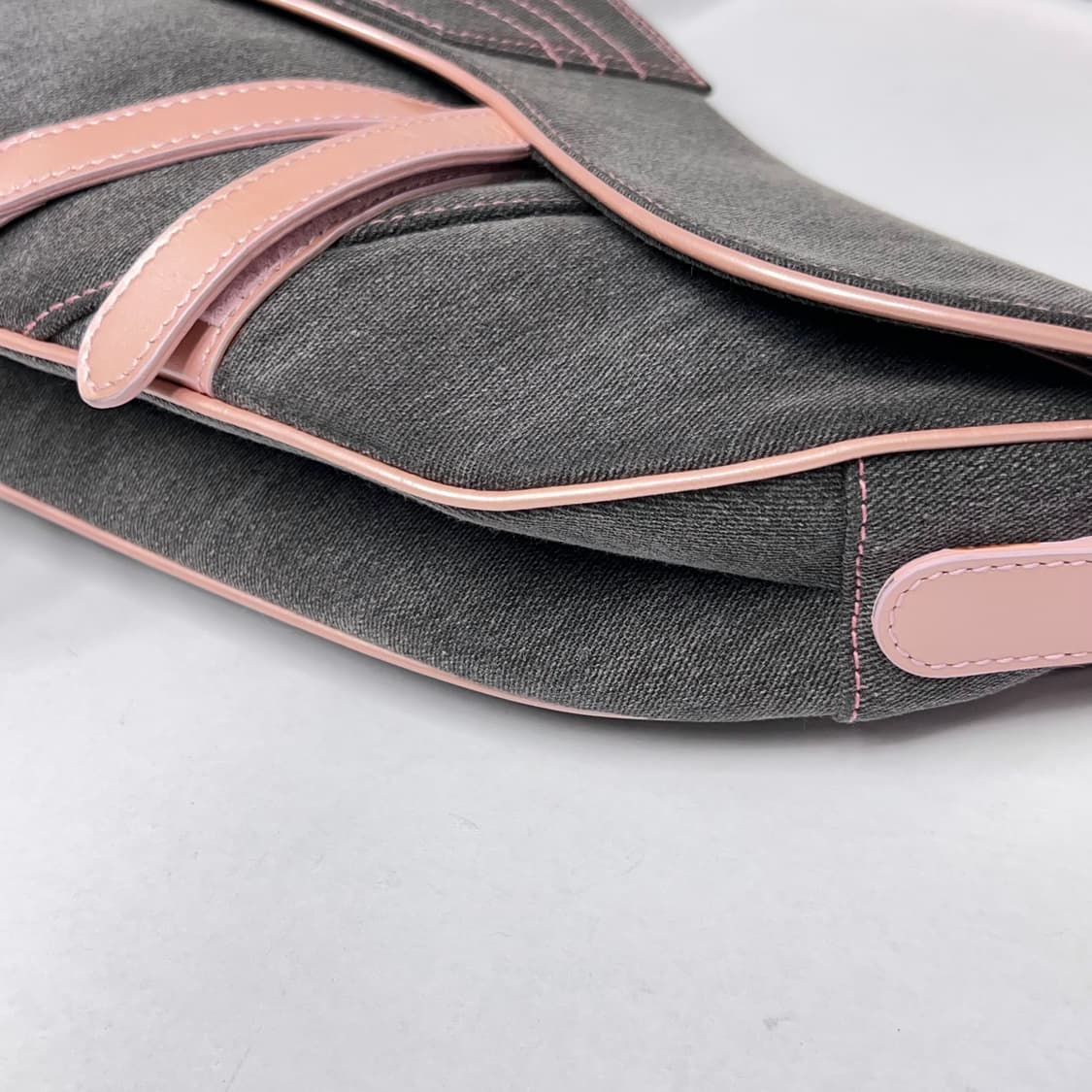 디올 새들백 흑청 데님 핑크 페이턴트 상품이미지5