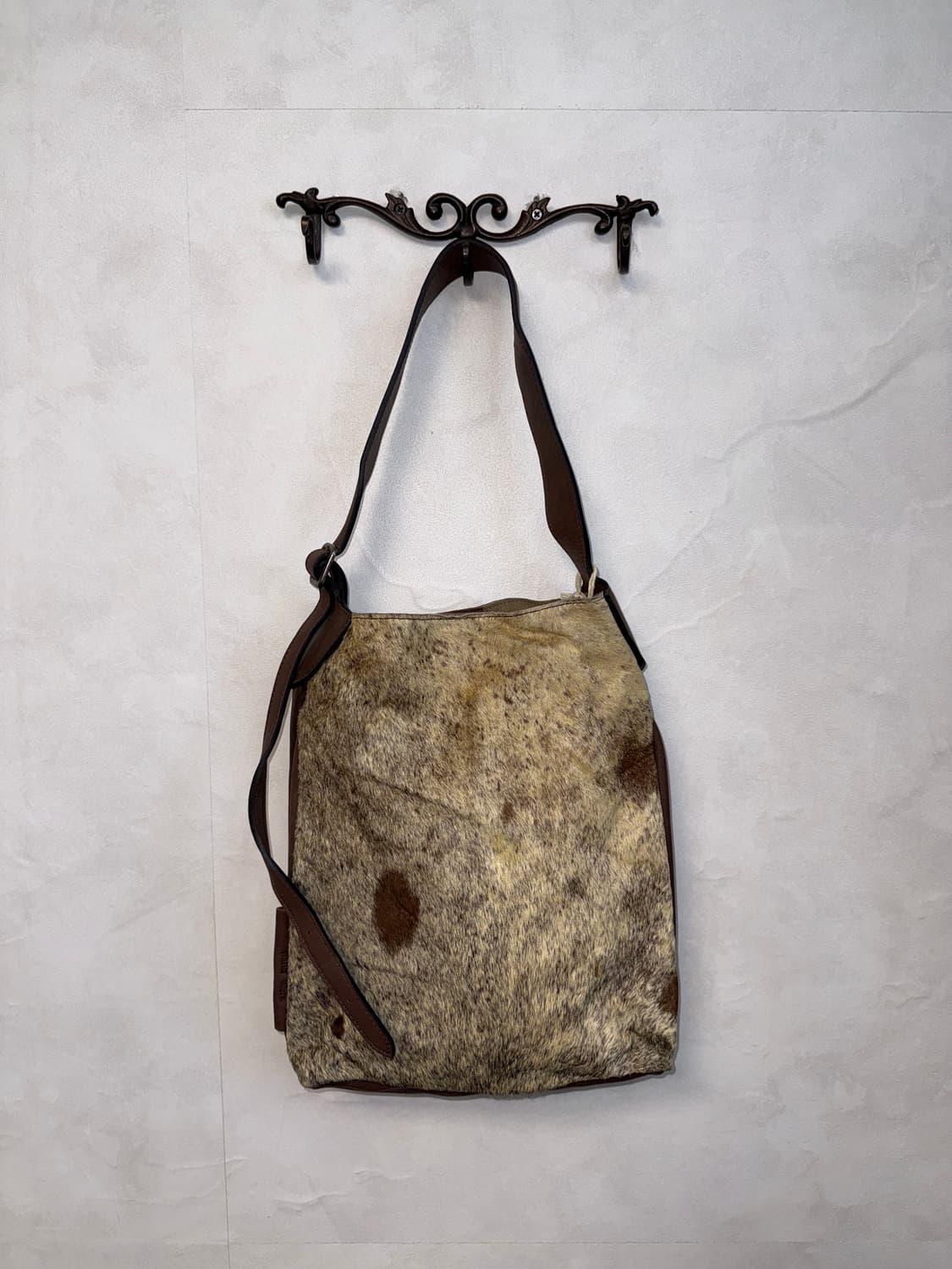 Brown cow skin calf fur shoulder bag 상품이미지1