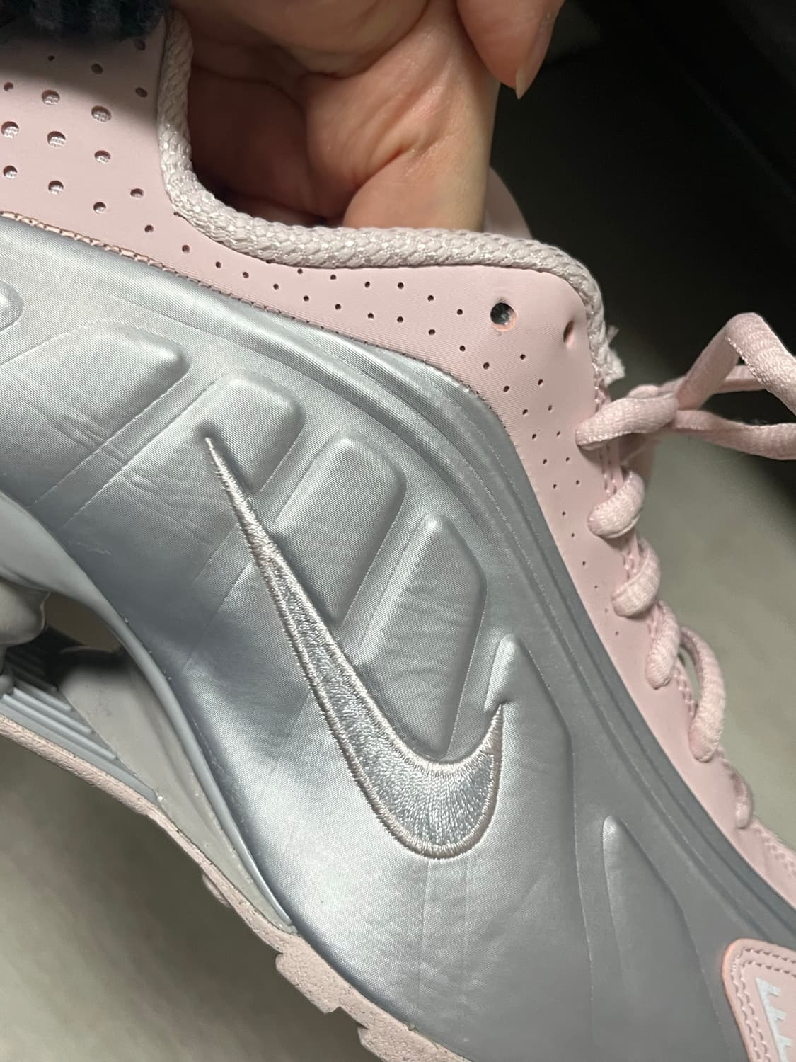 나이키 샥스 R4 W 베얼리 로즈 메탈릭 플래티넘 상품이미지3